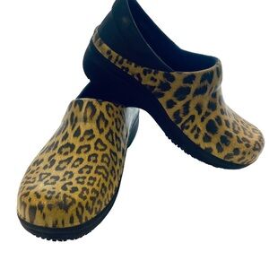 Triple CROCS Comfort Leopard Shoes Womens Sz 6 Padded Comfy